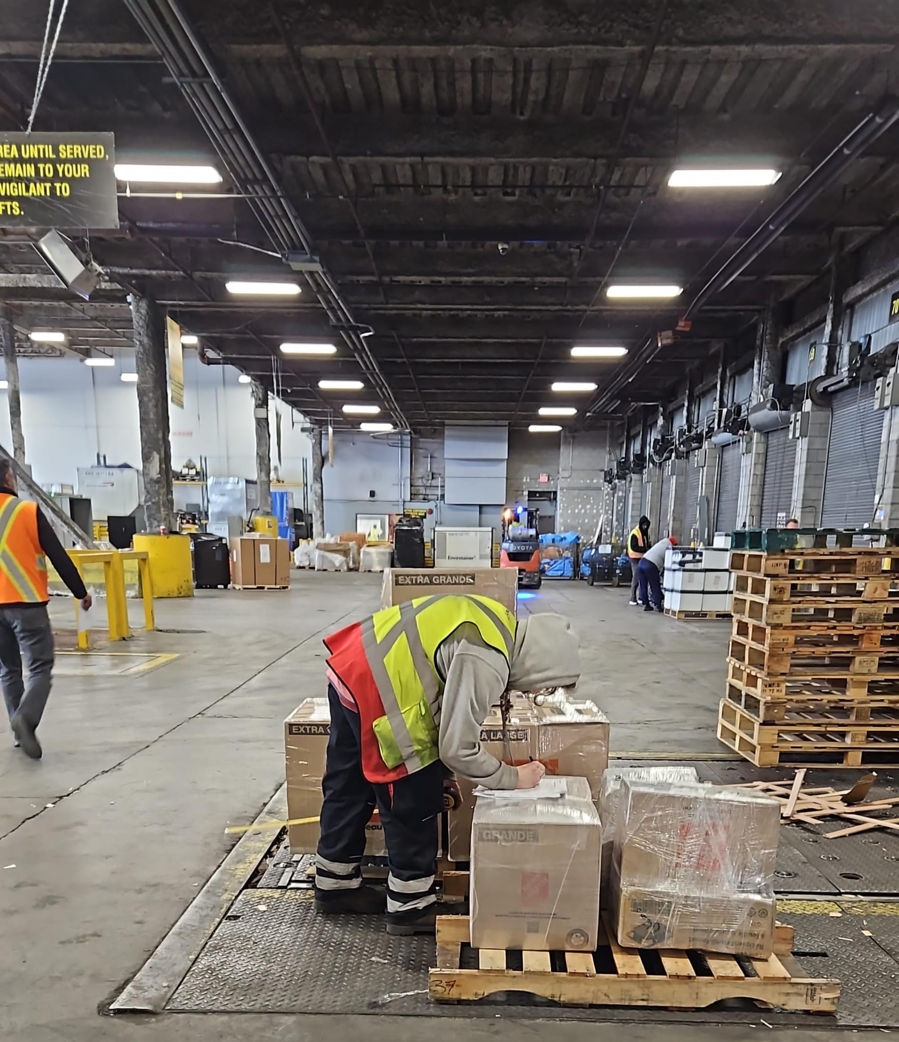 صادرات فرش، زعفران و کالاهای اصیل ایرانی حمل‌ونقل تخصصی از ایران تا تورنتو